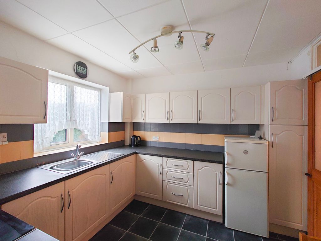 2 bed flat for sale in Gibbon Road, Newhaven BN9, £220,000