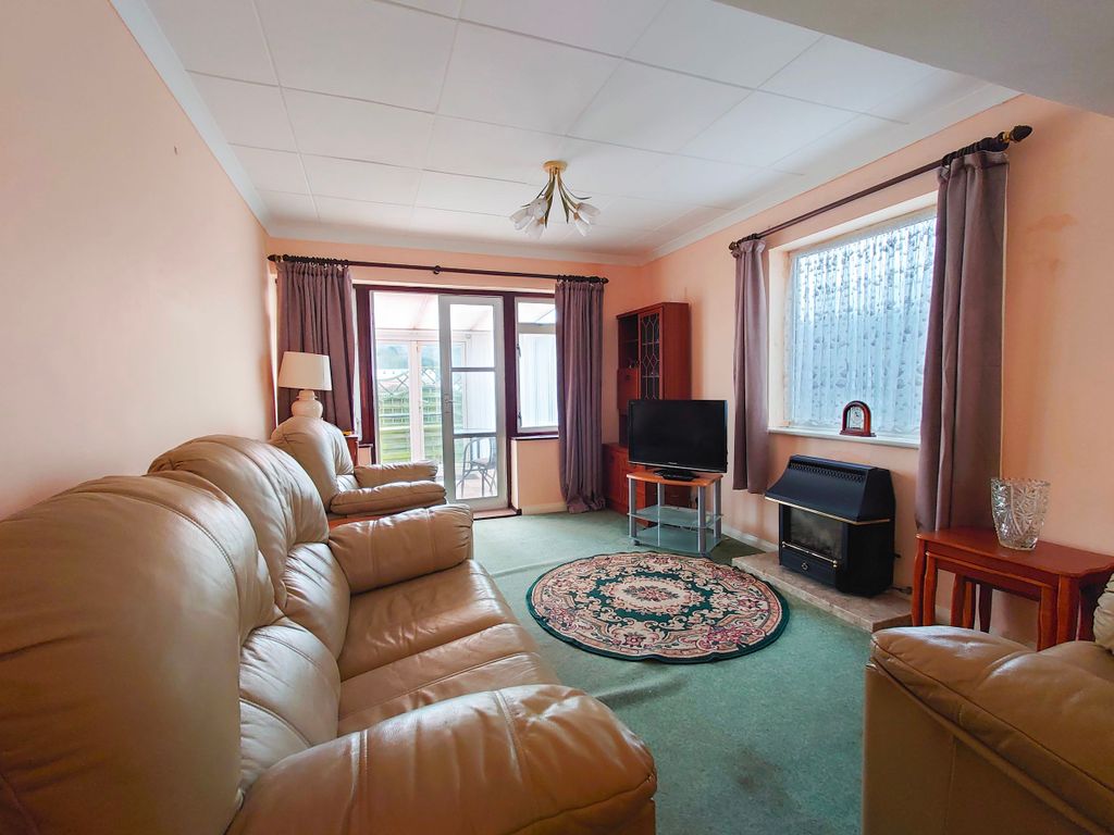 2 bed flat for sale in Gibbon Road, Newhaven BN9, £220,000