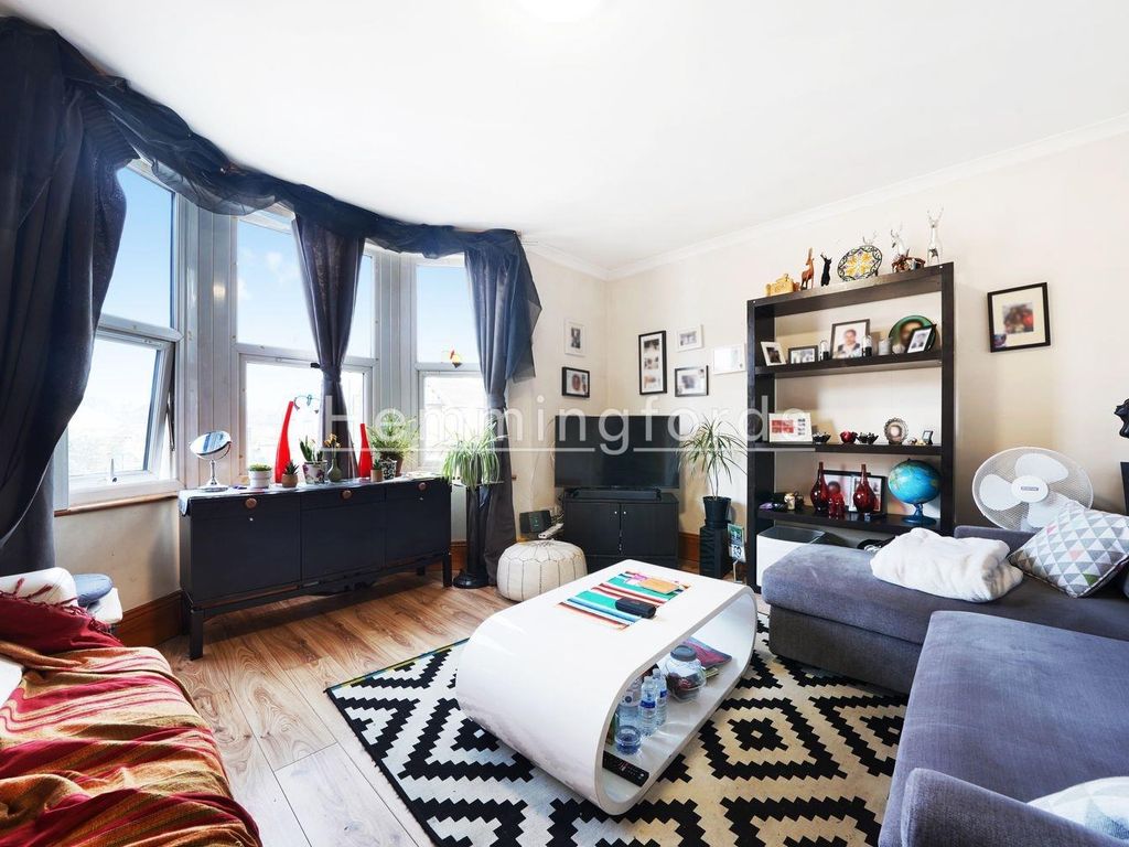 2 bed flat for sale in Woodlands Park Road, London N15, £400,000