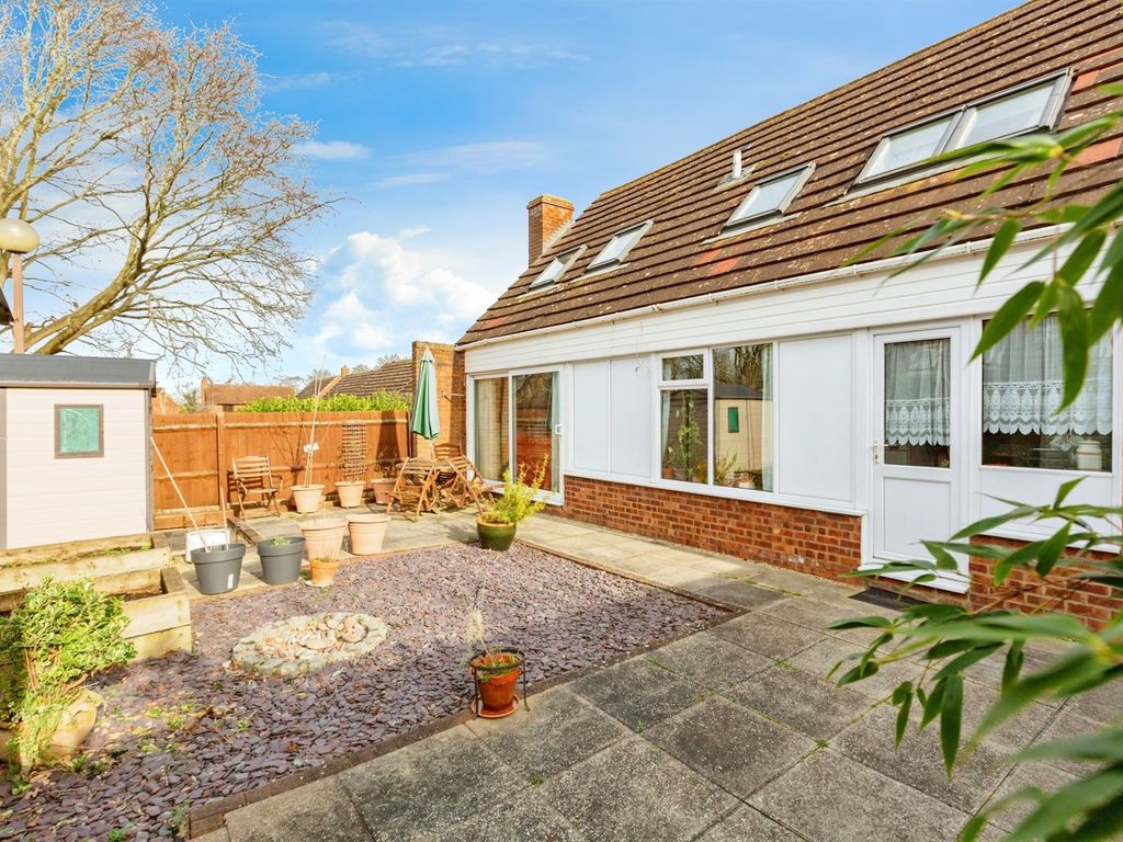 4 bed detached bungalow for sale in Butlers Grove, Great Linford, Milton Keynes MK14, £355,000