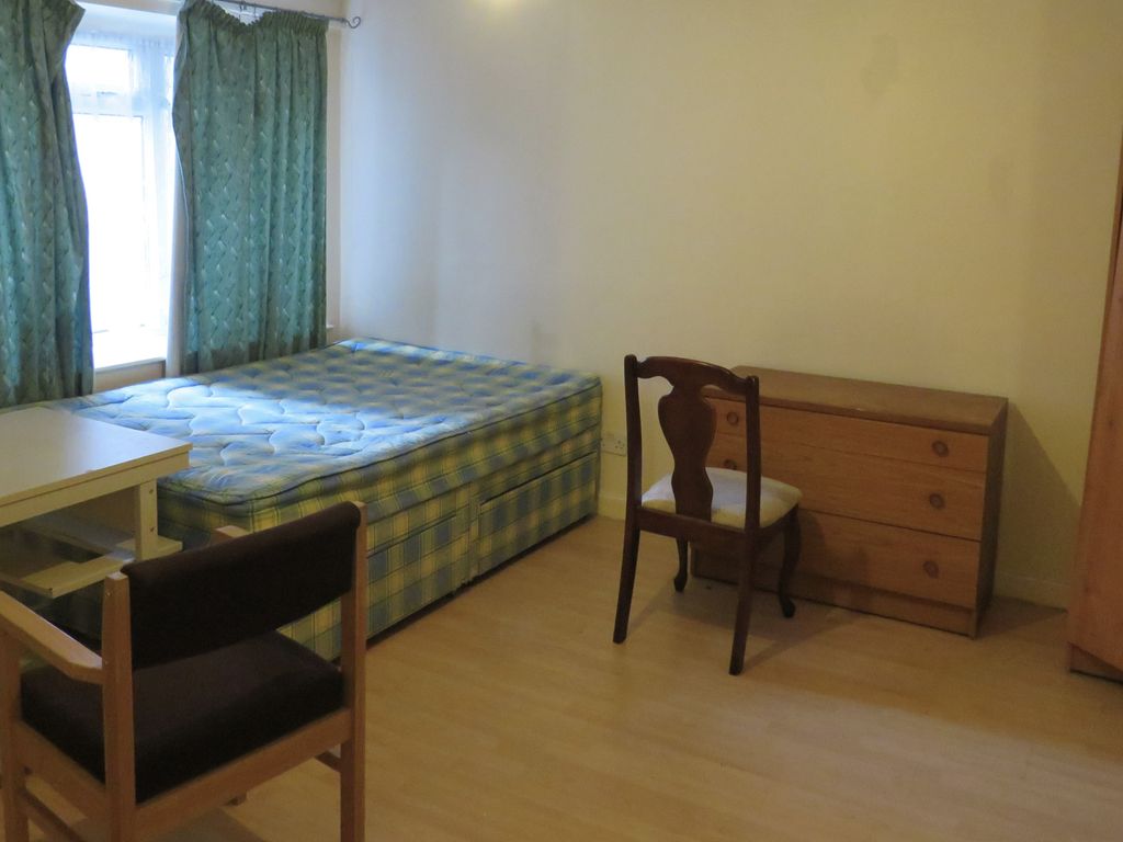 Room to rent in Fitzhamon Embankment, Cardiff CF11, £540 pcm