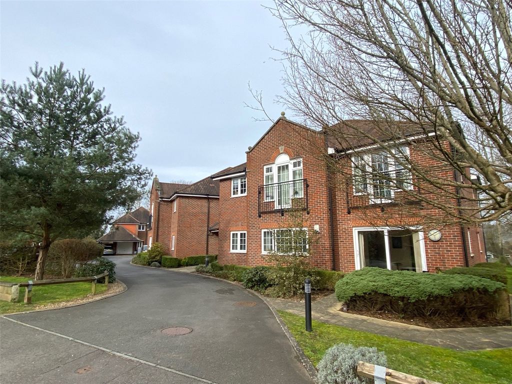 2 bed flat for sale in The Causeway, Petersfield, Hampshire GU31, £295,000