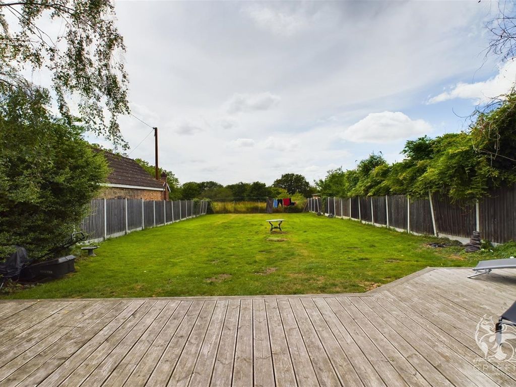 4 bed bungalow for sale in Aveley Road, Upminster RM14, £675,000