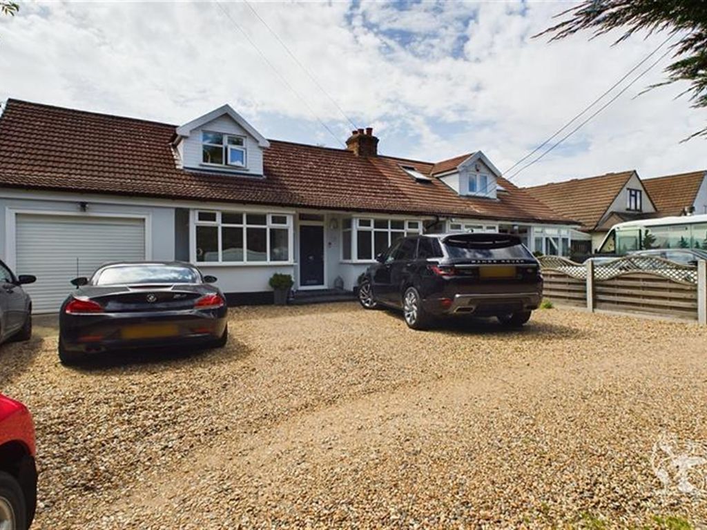 4 bed bungalow for sale in Aveley Road, Upminster RM14, £675,000