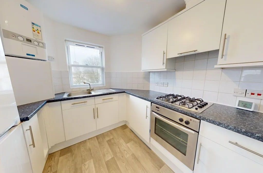 2 bed flat to rent in Lakers Rise, Banstead SM7, £1,400 pcm