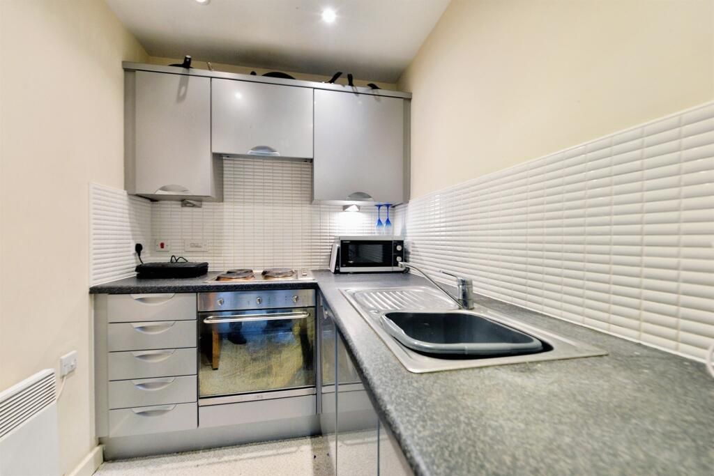 2 bed flat to rent in Cherry Street, Sheffield S2, £875 pcm