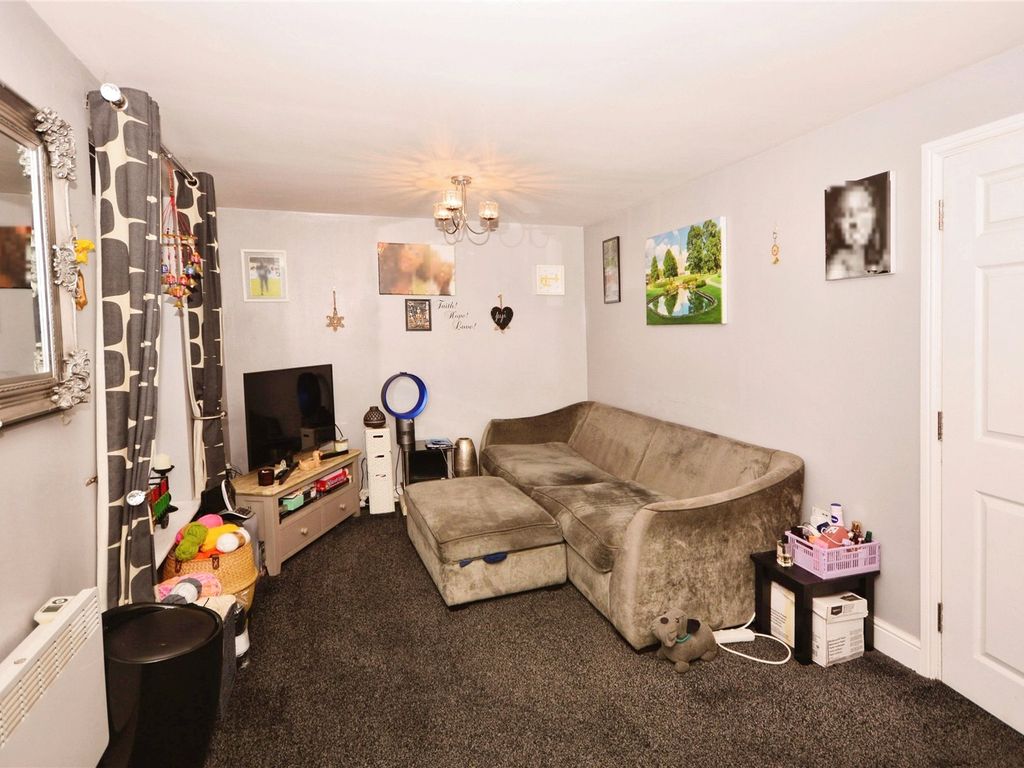 2 bed flat for sale in Hermitage Close, London SE2, £270,000