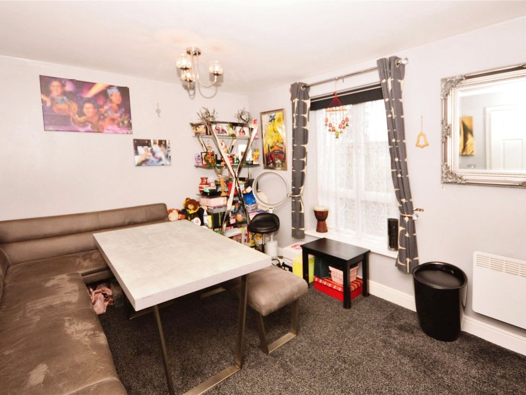 2 bed flat for sale in Hermitage Close, London SE2, £270,000