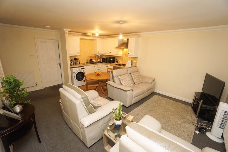 2 bed flat to rent in Chorley Old Road, Bolton BL1, £750 pcm
