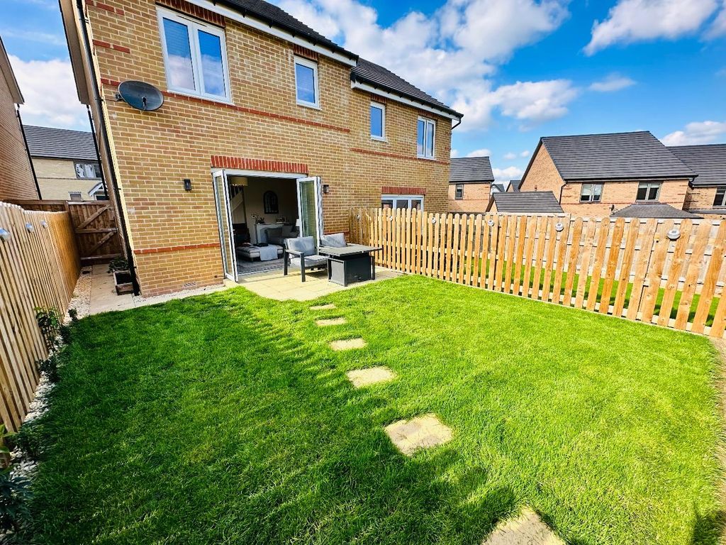 2 bed semi-detached house for sale in Sandpiper Court, Huddersfield HD4, £199,995