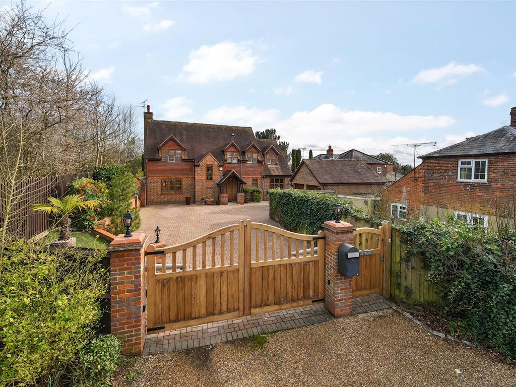 4 bed detached house for sale in Bath Road, Knowl Hill, Reading RG10, £1,395,000