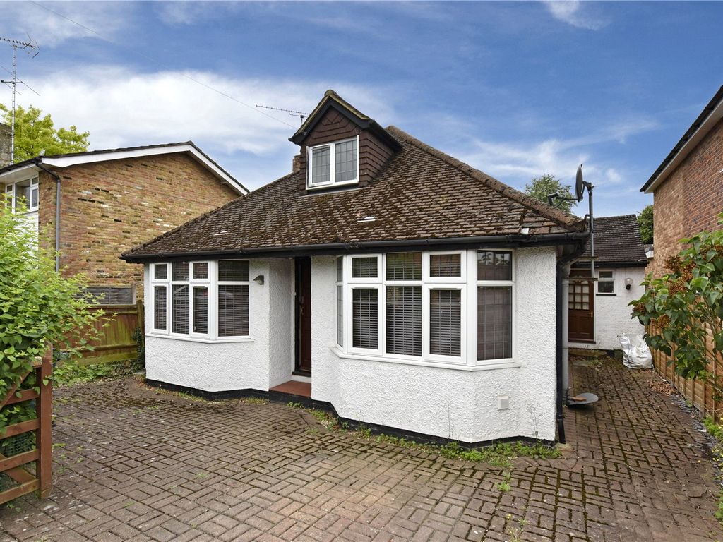 3 bed detached house to rent in Dedmere Rise, Marlow, Buckinghamshire SL7, £2,250 pcm