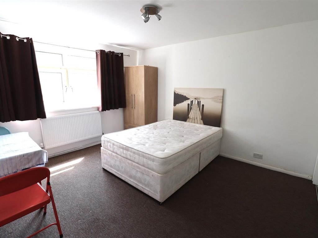 Room to rent in Brondesbury Road, London NW6, £997 pcm