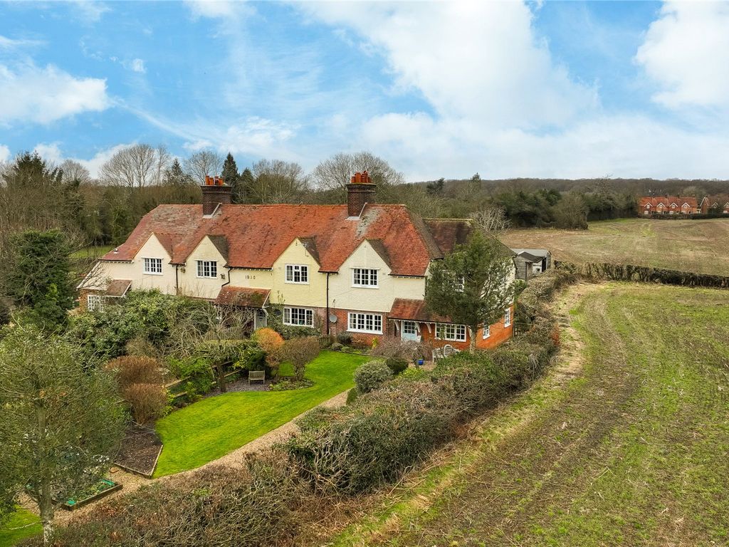 3 bed detached house for sale in Horseshoe Cottages, Parrotts Lane, Buckland Common, Tring HP23, £895,000