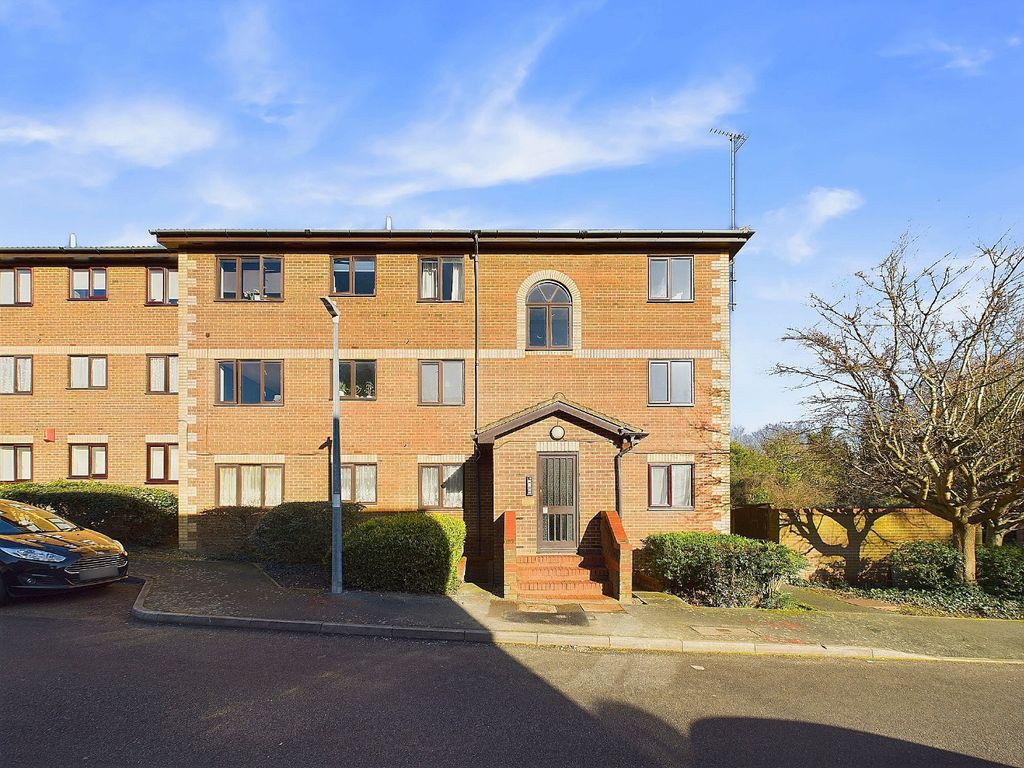 1 bed flat for sale in Winston Close, Greenhithe, Kent DA9, £190,000