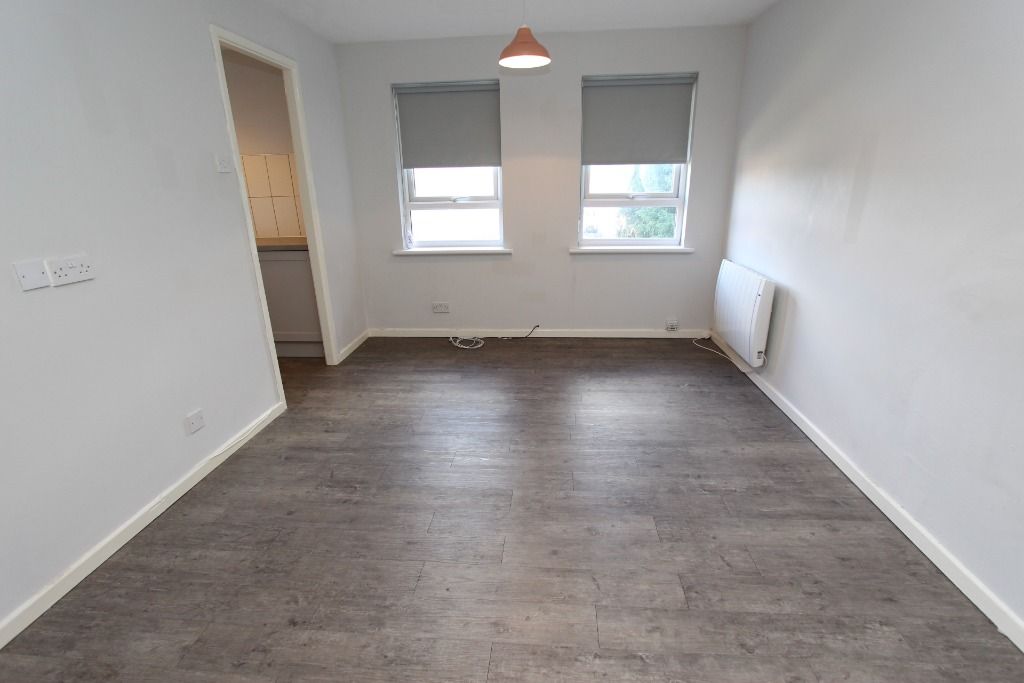 Studio to rent in Overdale Drive, Long Eaton NG10, £595 pcm