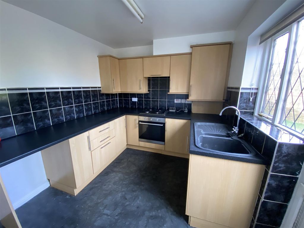 2 bed semi-detached house to rent in Meadowcroft Rise, Bradford BD4, £725 pcm