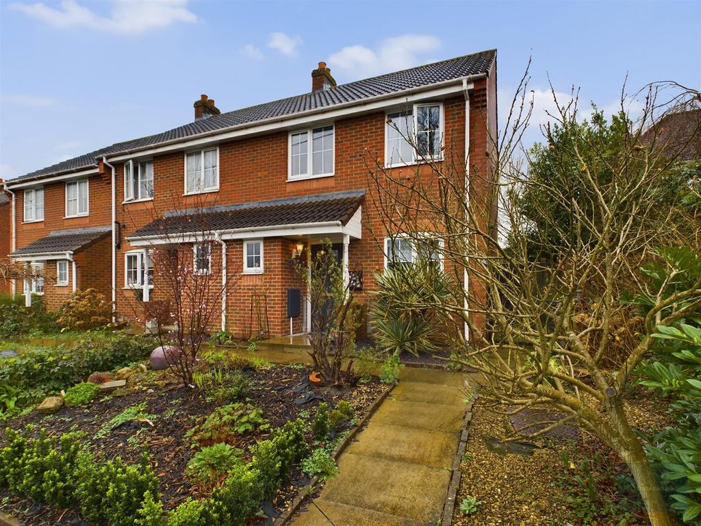 3 bed property for sale in Rodway Close, Trowbridge BA14, £254,950