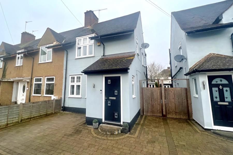 3 bed end terrace house to rent in Dawson Road, Byfleet, West Byfleet KT14, £1,900 pcm