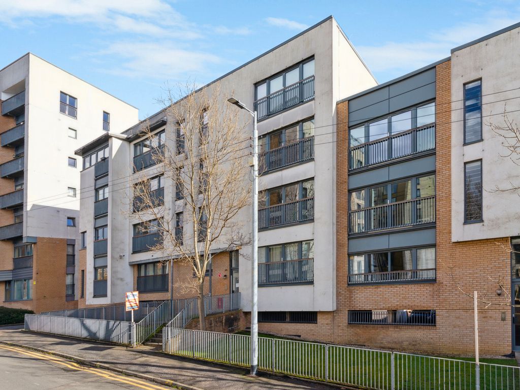 2 bed flat for sale in Great Dovehill, Glasgow G1, £190,000