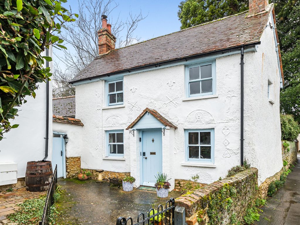 2 bed cottage for sale in High Street, Haddenham, Aylesbury HP17, £425,000