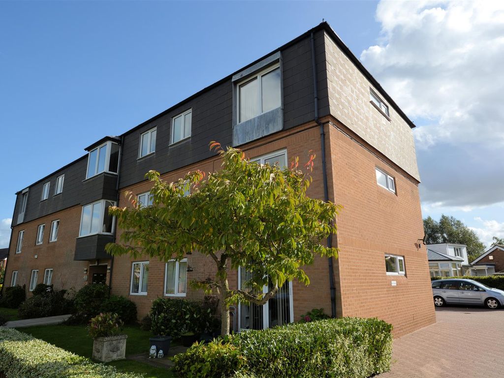 2 bed flat for sale in The Courtneys, Selby YO8, £130,000