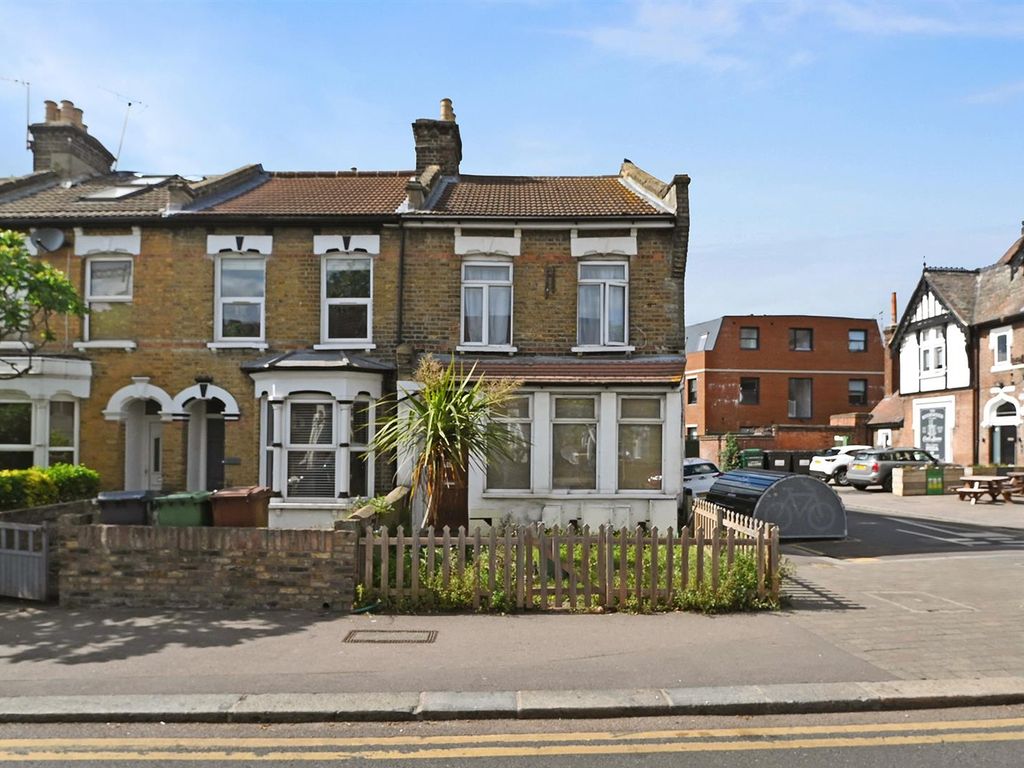 4 bed end terrace house for sale in Cann Hall Road, London E11, £550,000