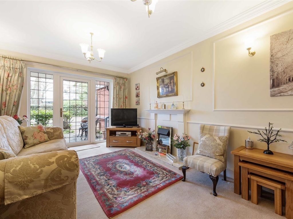2 bed flat for sale in Avenue Road, Dorridge, Solihull B93, £365,000