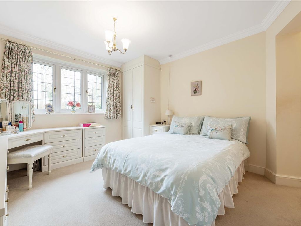 2 bed flat for sale in Avenue Road, Dorridge, Solihull B93, £365,000