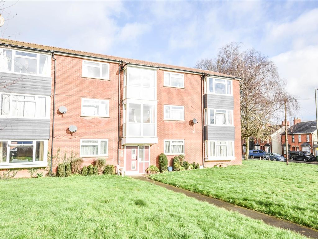 2 bed flat for sale in Draycott, Cam, Dursley GL11, £125,000