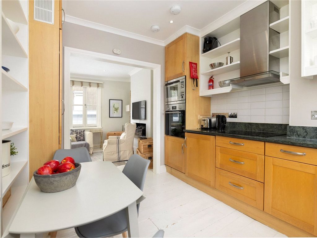 2 bed maisonette to rent in Old Brompton Road, London SW7, £6,478 pcm
