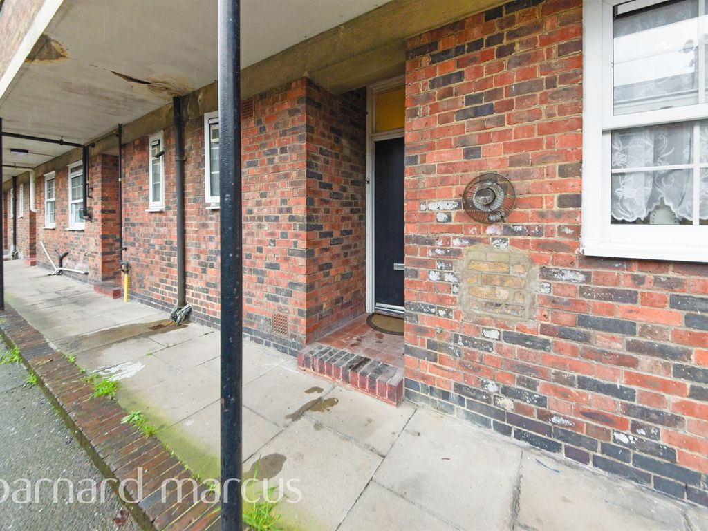 1 bed flat for sale in Worsopp Drive, London SW4, £285,000