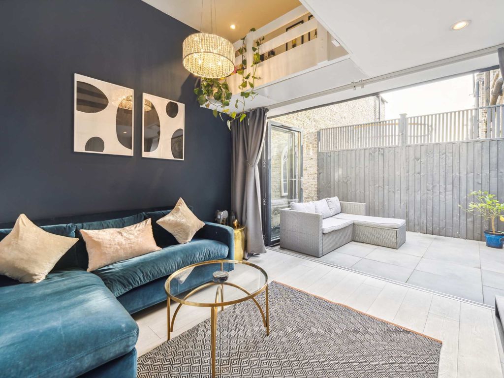 1 bed maisonette for sale in Charlmont Road, London SW17, £425,000