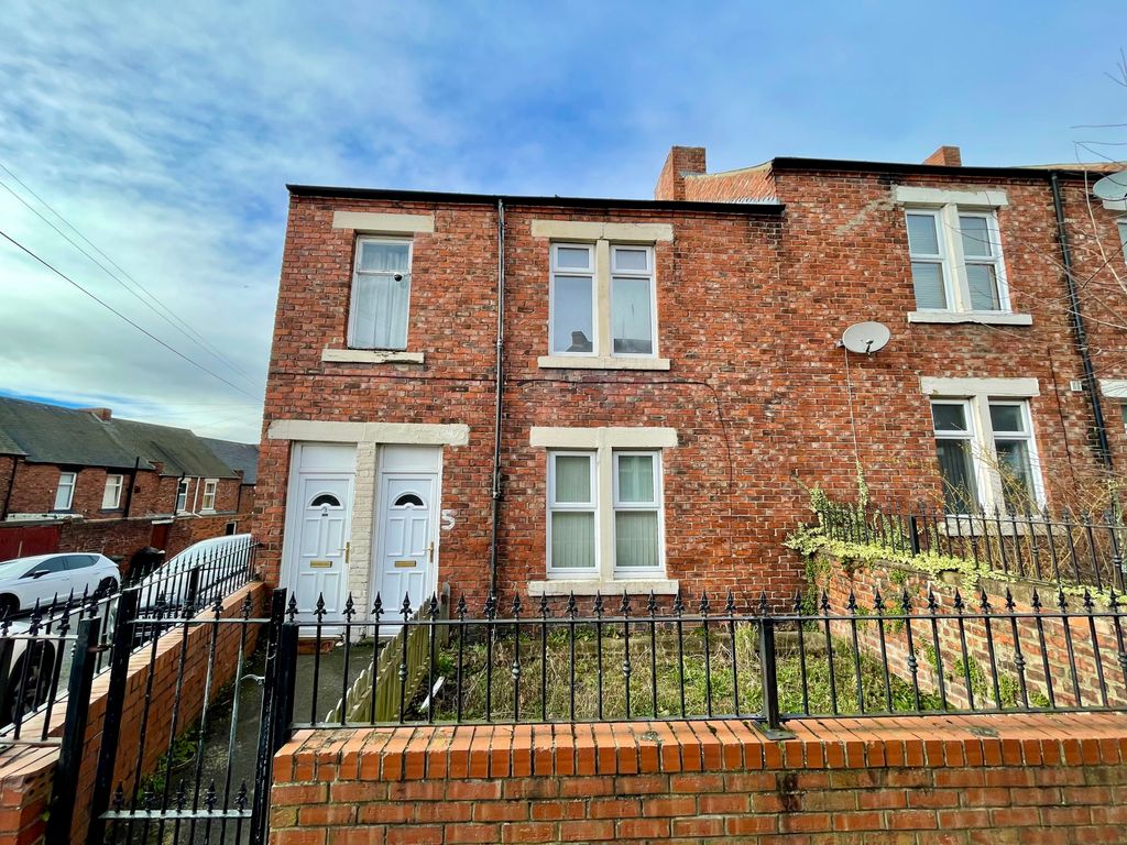 5 bed flat for sale in Denwick Avenue, Newcastle Upon Tyne NE15, £120,000