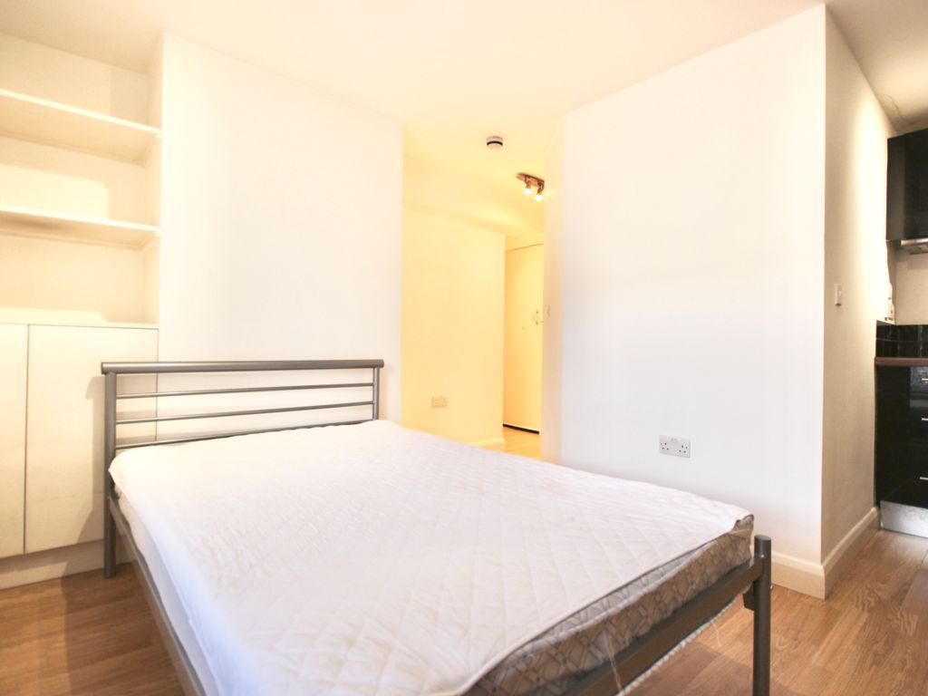 Studio to rent in The Burroughs, London NW4, £975 pcm