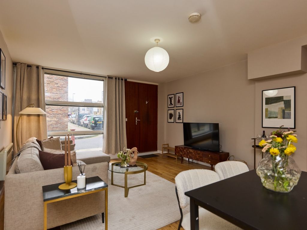 1 bed flat for sale in Hales Street, London SE8, £280,000