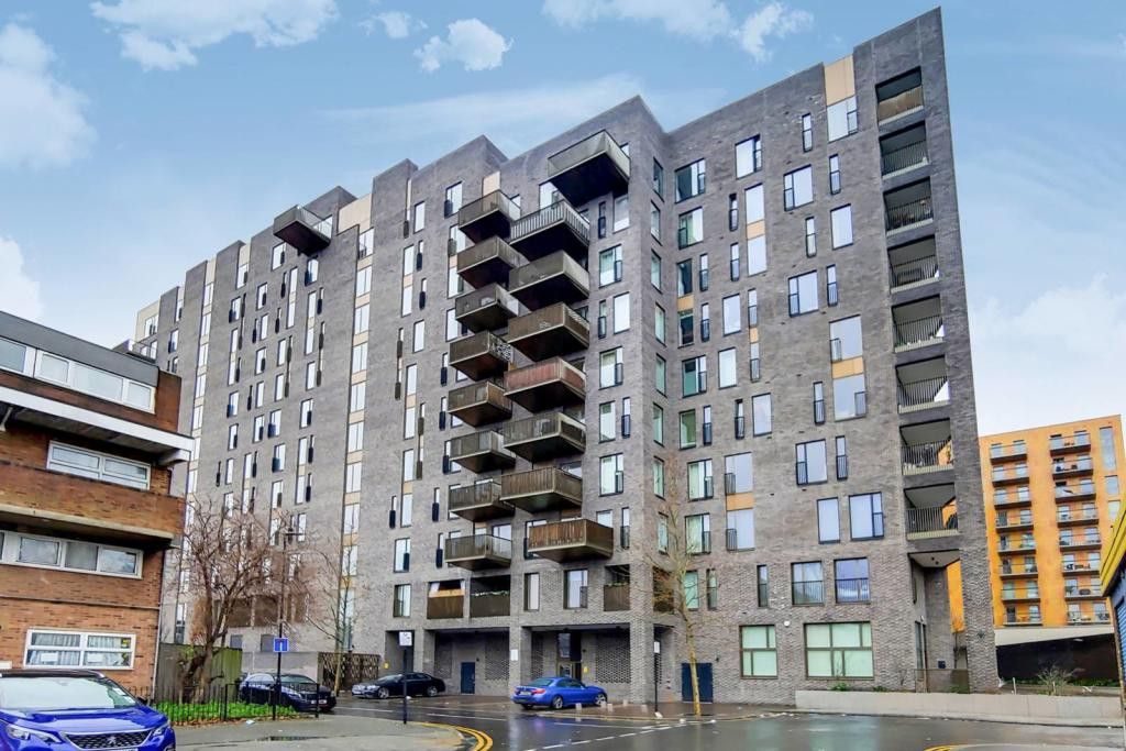 2 bed flat for sale in Canning Town, London E16, £425,000