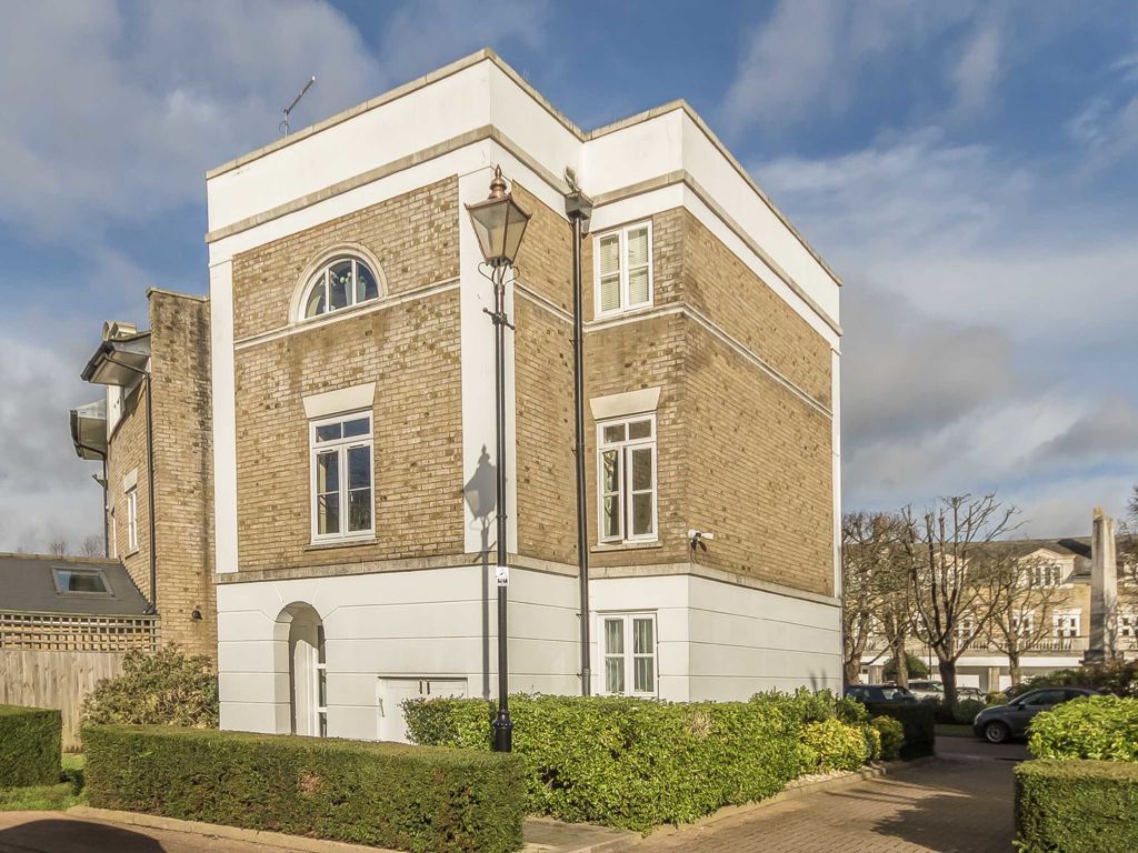 1 bed flat for sale in Huntingdon Gardens, London W4, £410,000