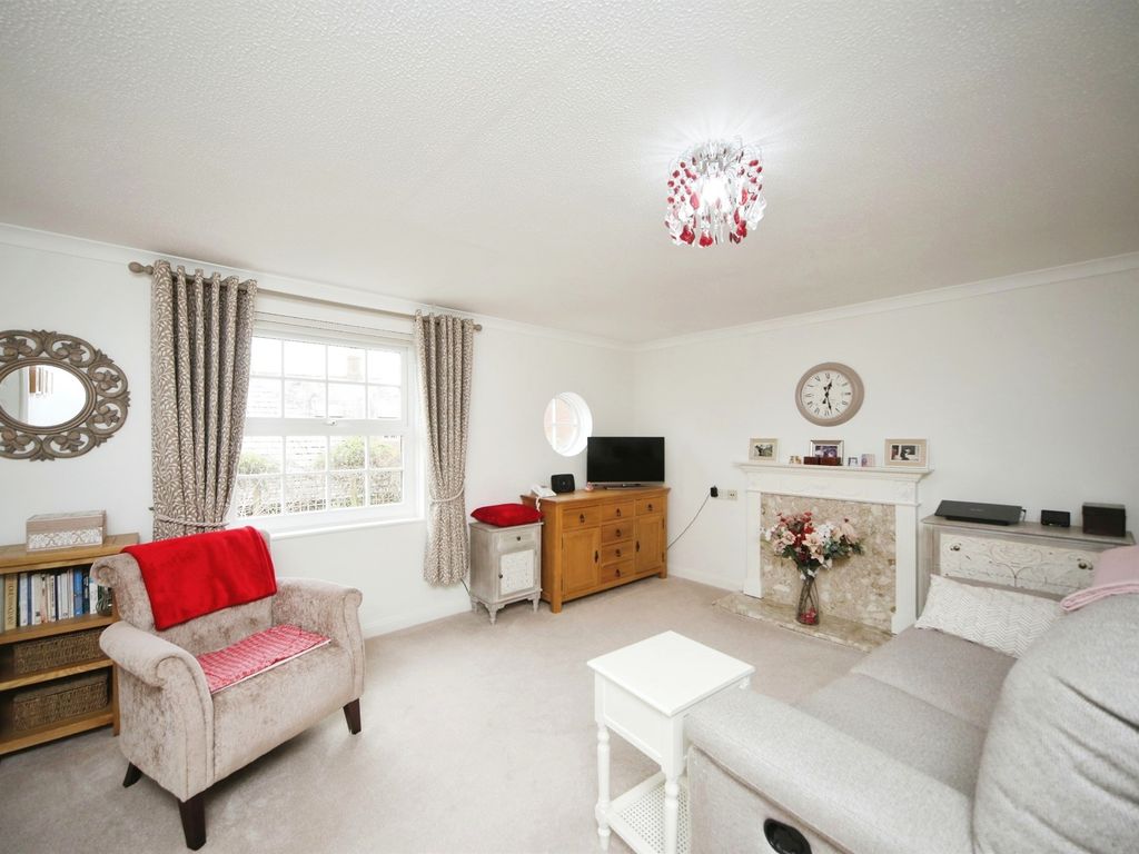 2 bed flat for sale in Eastgate Gardens, Taunton TA1, £150,000