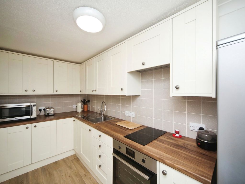 2 bed flat for sale in Eastgate Gardens, Taunton TA1, £150,000