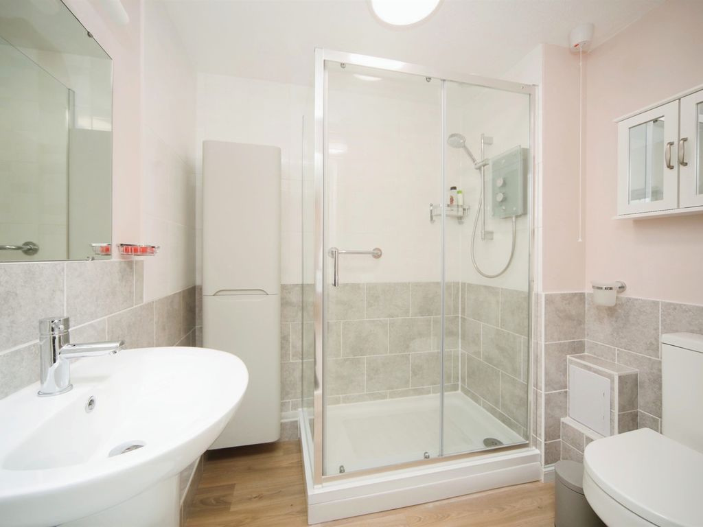 2 bed flat for sale in Eastgate Gardens, Taunton TA1, £150,000