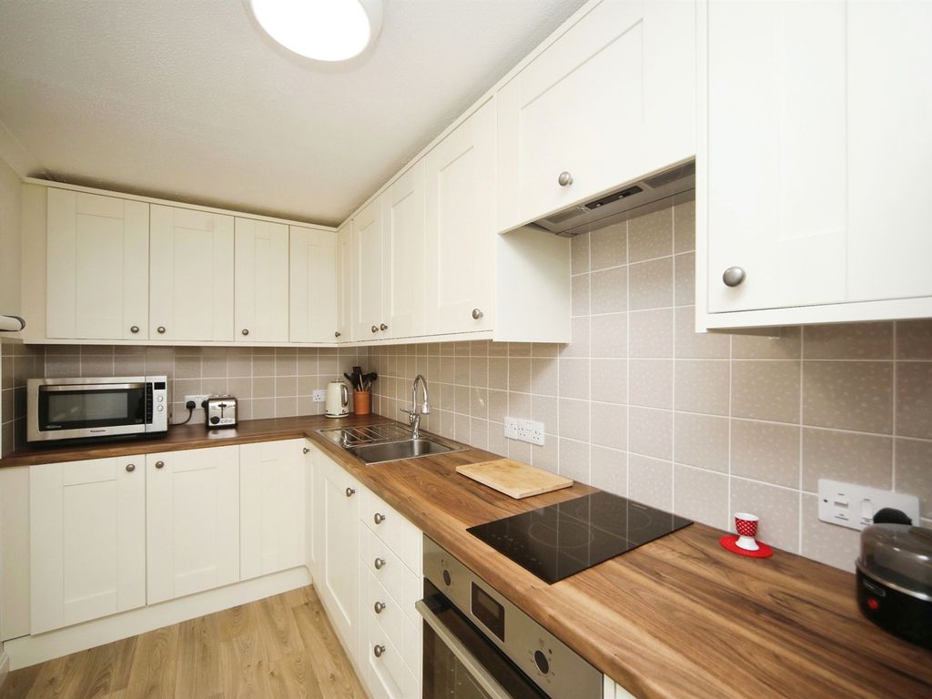 2 bed flat for sale in Eastgate Gardens, Taunton TA1, £150,000