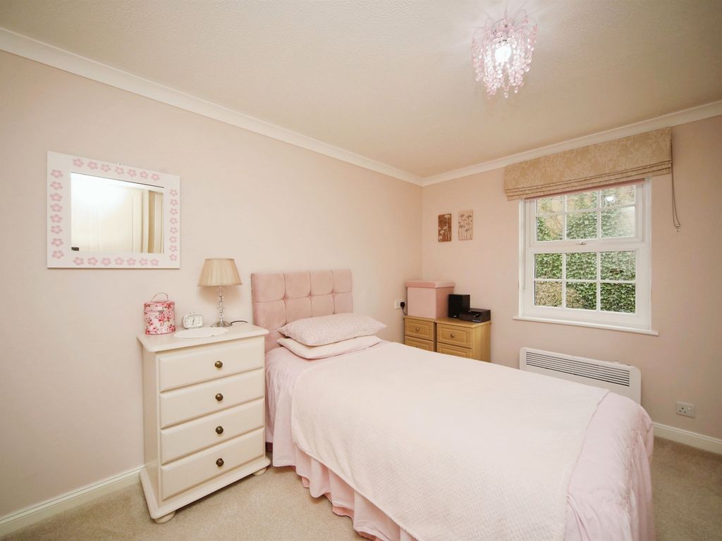 2 bed flat for sale in Eastgate Gardens, Taunton TA1, £150,000