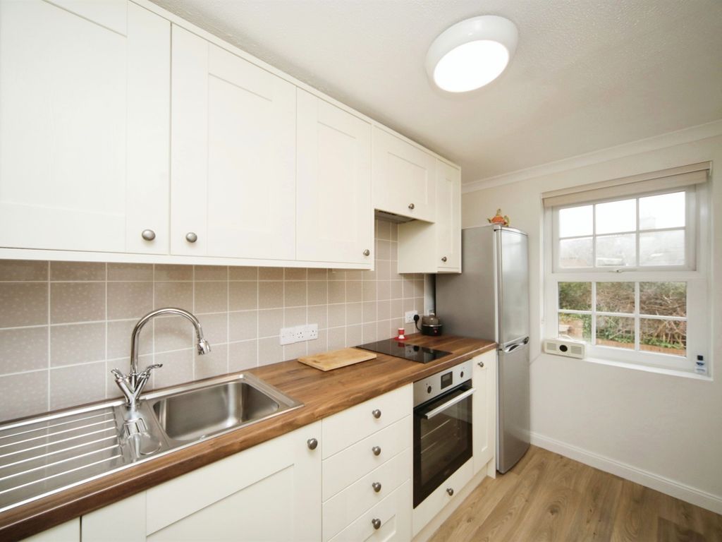 2 bed flat for sale in Eastgate Gardens, Taunton TA1, £150,000