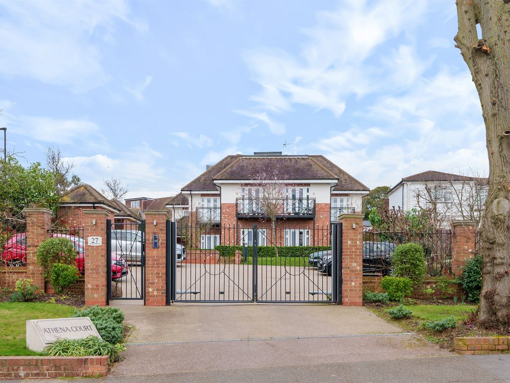 3 bed flat for sale in Chase Ridings, Enfield EN2, £600,000