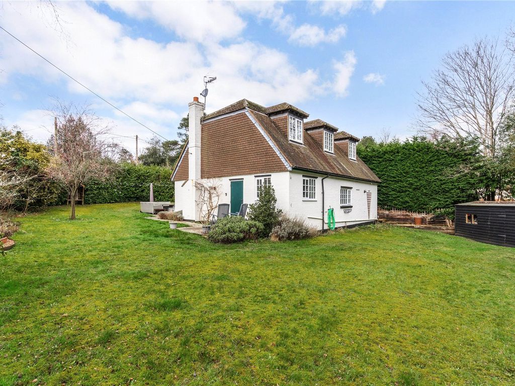 5 bed detached house for sale in Sunnydell Lane, Wrecclesham, Farnham, Surrey GU10, £995,000