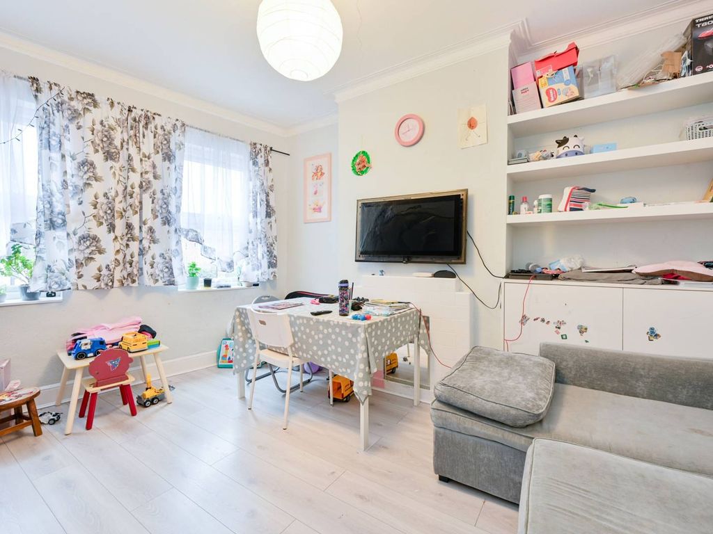 2 bed flat for sale in South Ealing Road, South Ealing, London W5, £375,000