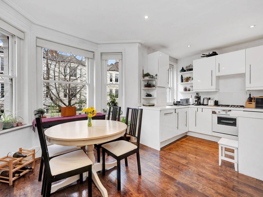 2 bed flat for sale in Hackford Road, Stockwell, London SW9, £575,000
