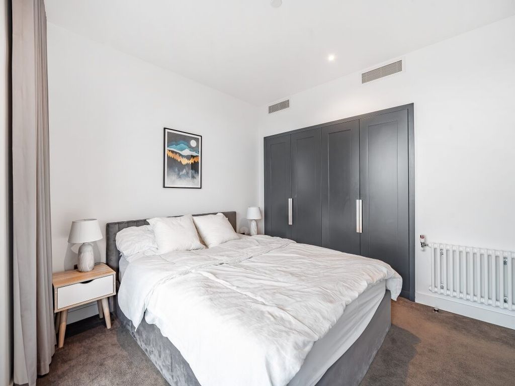 1 bed flat for sale in City Island Way, London E14, £500,000