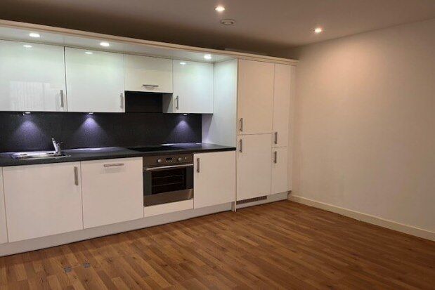2 bed flat to rent in Longridge Avenue, Brighton BN2, £1,500 pcm